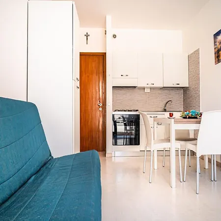 Lägenhet A Modern Flat A Stones Throw From The